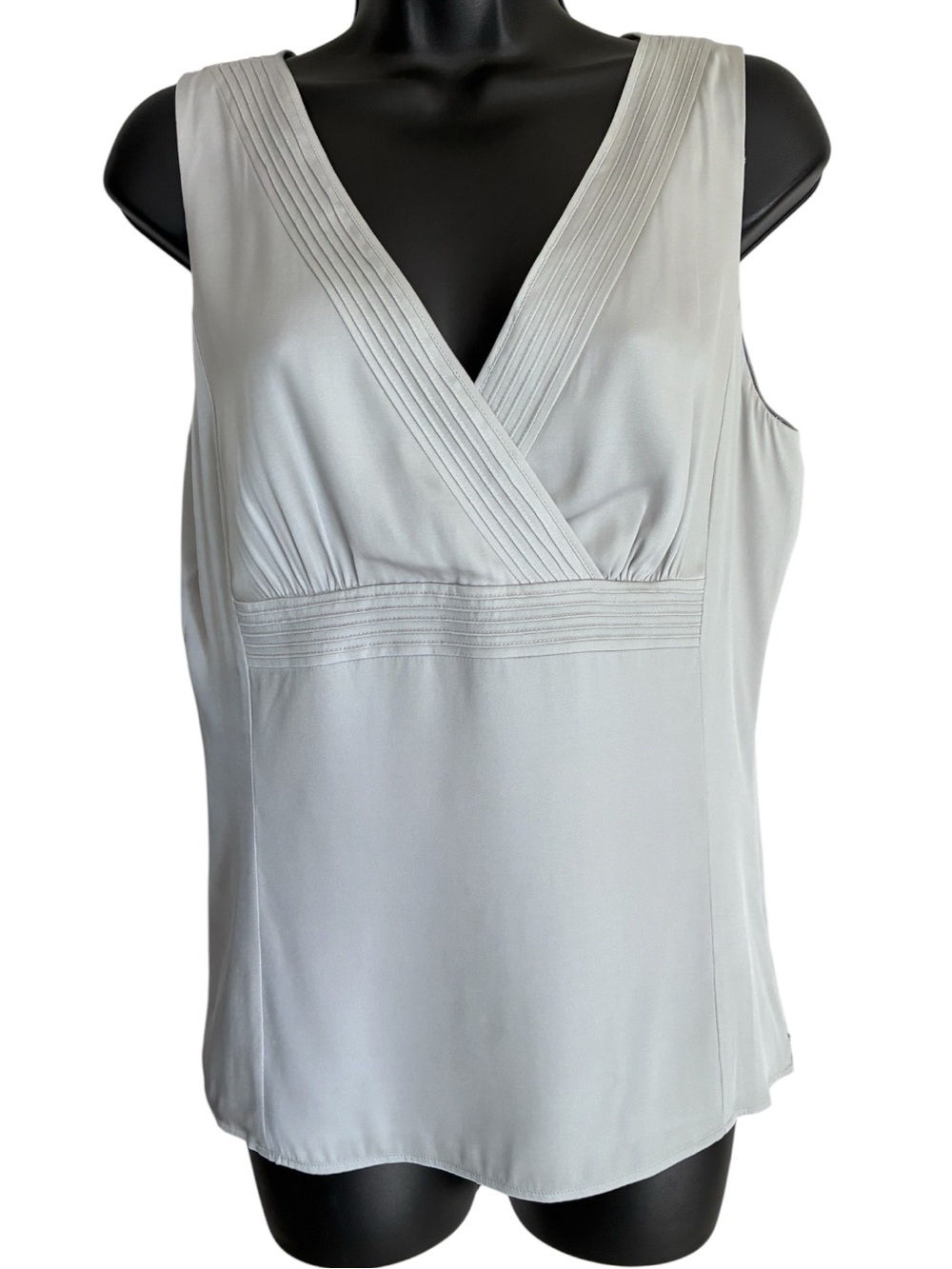 VTG Ann Taylor Silk Blend Office Sleeveless V-Neck Light Gray Silver Top Sz 10